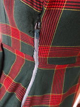 Laden Sie das Bild in den Galerie-Viewer, 1940s - Adorable Green Red Tartan Dress - W29 (74cm)
