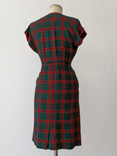 Laden Sie das Bild in den Galerie-Viewer, 1940s - Adorable Green Red Tartan Dress - W29 (74cm)
