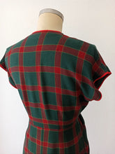 Laden Sie das Bild in den Galerie-Viewer, 1940s - Adorable Green Red Tartan Dress - W29 (74cm)
