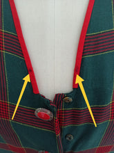 Laden Sie das Bild in den Galerie-Viewer, 1940s - Adorable Green Red Tartan Dress - W29 (74cm)
