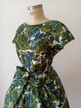 Cargar imagen en el visor de la galería, 1950s - YOUR WENDY DRESS - Stunning Roseprint Dress - W28.5 (72cm)
