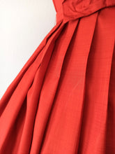 Cargar imagen en el visor de la galería, 1950s 1960s - Stunning Orange Red Dress - W26 (66cm)
