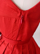 Cargar imagen en el visor de la galería, 1950s 1960s - Stunning Orange Red Dress - W26 (66cm)

