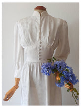 Laden Sie das Bild in den Galerie-Viewer, 1940s - Marvelous White Rayon Bridal Dress - W28.5 (72cm)
