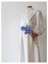 Laden Sie das Bild in den Galerie-Viewer, 1940s - Marvelous White Rayon Bridal Dress - W28.5 (72cm)
