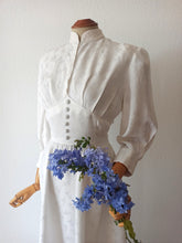 Laden Sie das Bild in den Galerie-Viewer, 1940s - Marvelous White Rayon Bridal Dress - W28.5 (72cm)
