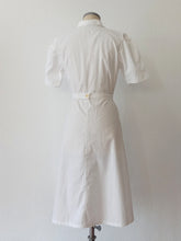 Laden Sie das Bild in den Galerie-Viewer, 1940s - JD - Unworn - Beautiful White Cotton Dress - W30 (76cm)
