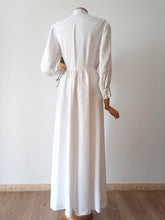 Laden Sie das Bild in den Galerie-Viewer, 1940s - Marvelous White Rayon Bridal Dress - W28.5 (72cm)
