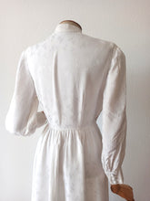 Laden Sie das Bild in den Galerie-Viewer, 1940s - Marvelous White Rayon Bridal Dress - W28.5 (72cm)

