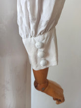 Laden Sie das Bild in den Galerie-Viewer, 1940s - Marvelous White Rayon Bridal Dress - W28.5 (72cm)
