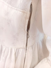 Laden Sie das Bild in den Galerie-Viewer, 1940s - Marvelous White Rayon Bridal Dress - W28.5 (72cm)

