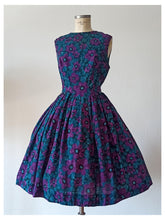 Cargar imagen en el visor de la galería, 1950s 1960s - Gorgeous Purple Floral Dress - W31.5 (80cm)
