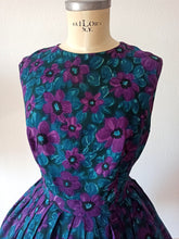 Cargar imagen en el visor de la galería, 1950s 1960s - Gorgeous Purple Floral Dress - W31.5 (80cm)
