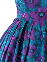 Cargar imagen en el visor de la galería, 1950s 1960s - Gorgeous Purple Floral Dress - W31.5 (80cm)
