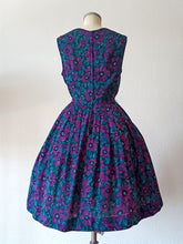 Cargar imagen en el visor de la galería, 1950s 1960s - Gorgeous Purple Floral Dress - W31.5 (80cm)
