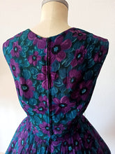 Cargar imagen en el visor de la galería, 1950s 1960s - Gorgeous Purple Floral Dress - W31.5 (80cm)
