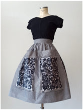 Cargar imagen en el visor de la galería, 1950s 1960s - Gorgeous Black &amp; White Floral Skirt - W26 (66cm)

