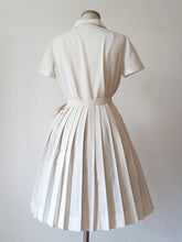 Cargar imagen en el visor de la galería, 1950s 1960s - Cute White Cotton Pleated Dress - W30 (76cm)

