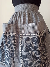 Cargar imagen en el visor de la galería, 1950s 1960s - Gorgeous Black &amp; White Floral Skirt - W26 (66cm)
