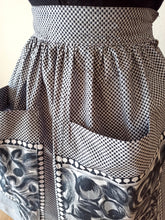 Cargar imagen en el visor de la galería, 1950s 1960s - Gorgeous Black &amp; White Floral Skirt - W26 (66cm)
