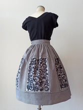 Cargar imagen en el visor de la galería, 1950s 1960s - Gorgeous Black &amp; White Floral Skirt - W26 (66cm)
