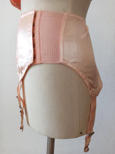 Laden Sie das Bild in den Galerie-Viewer, 1940s 1950s - TRIUMPH - Deadstock Bra &amp; Girdle Set
