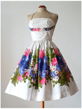 Charger l&#39;image dans la galerie, 1950s - RHONA ROY, London - Stunning Floral Roseprint Dress - W24.5 (62cm)
