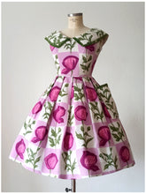 Laden Sie das Bild in den Galerie-Viewer, 1950s - Spectacular Purple Green Floral Dress - W27.5 (70cm)
