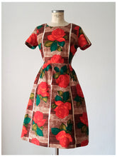 Carica l&#39;immagine nel visualizzatore di Gallery, 1950s 1960s - Stunning Bold Roseprint Cotton Dress - W27.5 (70cm)
