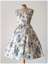 Load image into Gallery viewer, 1950s - Adorable Floral Cotton Dress - W25 (64cm)
