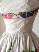 Charger l&#39;image dans la galerie, 1950s - RHONA ROY, London - Stunning Floral Roseprint Dress - W24.5 (62cm)
