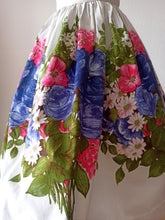 Charger l&#39;image dans la galerie, 1950s - RHONA ROY, London - Stunning Floral Roseprint Dress - W24.5 (62cm)
