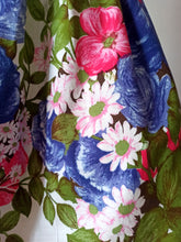 Charger l&#39;image dans la galerie, 1950s - RHONA ROY, London - Stunning Floral Roseprint Dress - W24.5 (62cm)
