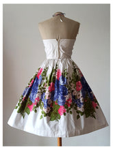 Charger l&#39;image dans la galerie, 1950s - RHONA ROY, London - Stunning Floral Roseprint Dress - W24.5 (62cm)
