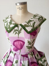Laden Sie das Bild in den Galerie-Viewer, 1950s - Spectacular Purple Green Floral Dress - W27.5 (70cm)
