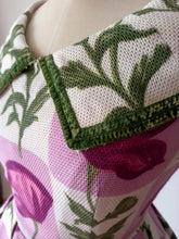Laden Sie das Bild in den Galerie-Viewer, 1950s - Spectacular Purple Green Floral Dress - W27.5 (70cm)

