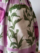 Laden Sie das Bild in den Galerie-Viewer, 1950s - Spectacular Purple Green Floral Dress - W27.5 (70cm)
