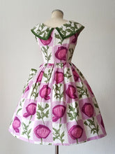 Laden Sie das Bild in den Galerie-Viewer, 1950s - Spectacular Purple Green Floral Dress - W27.5 (70cm)
