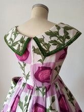 Laden Sie das Bild in den Galerie-Viewer, 1950s - Spectacular Purple Green Floral Dress - W27.5 (70cm)

