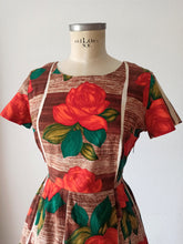 Carica l&#39;immagine nel visualizzatore di Gallery, 1950s 1960s - Stunning Bold Roseprint Cotton Dress - W27.5 (70cm)

