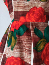 Carica l&#39;immagine nel visualizzatore di Gallery, 1950s 1960s - Stunning Bold Roseprint Cotton Dress - W27.5 (70cm)
