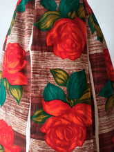 Carica l&#39;immagine nel visualizzatore di Gallery, 1950s 1960s - Stunning Bold Roseprint Cotton Dress - W27.5 (70cm)
