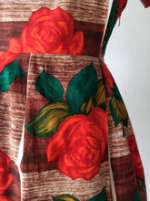 Carica l&#39;immagine nel visualizzatore di Gallery, 1950s 1960s - Stunning Bold Roseprint Cotton Dress - W27.5 (70cm)
