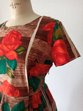 Carica l&#39;immagine nel visualizzatore di Gallery, 1950s 1960s - Stunning Bold Roseprint Cotton Dress - W27.5 (70cm)
