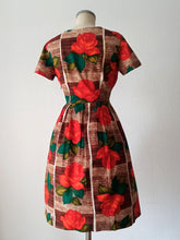 Carica l&#39;immagine nel visualizzatore di Gallery, 1950s 1960s - Stunning Bold Roseprint Cotton Dress - W27.5 (70cm)

