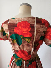 Carica l&#39;immagine nel visualizzatore di Gallery, 1950s 1960s - Stunning Bold Roseprint Cotton Dress - W27.5 (70cm)
