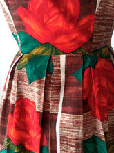Carica l&#39;immagine nel visualizzatore di Gallery, 1950s 1960s - Stunning Bold Roseprint Cotton Dress - W27.5 (70cm)

