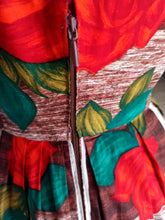 Carica l&#39;immagine nel visualizzatore di Gallery, 1950s 1960s - Stunning Bold Roseprint Cotton Dress - W27.5 (70cm)
