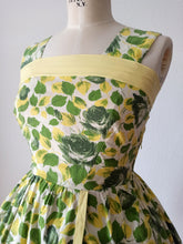 Cargar imagen en el visor de la galería, 1950s 1960s - Gorgeous Summery Roseprint Cotton Dress - W28.5 (72cm)
