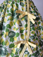Cargar imagen en el visor de la galería, 1950s 1960s - Gorgeous Summery Roseprint Cotton Dress - W28.5 (72cm)
